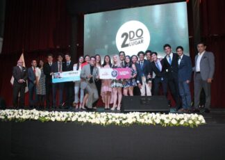 JÓVENES EMPRENDEDORES FUERON PREMIADOS EN UNA NOCHE LLENA DE EMOCIÓN