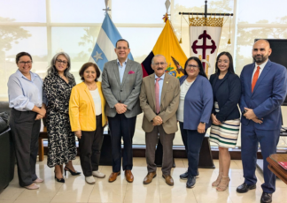 La Bolsa de Valores Quito y la Universidad Católica de Santiago de Guayaquil firman convenio para fortalecer la educación financiera